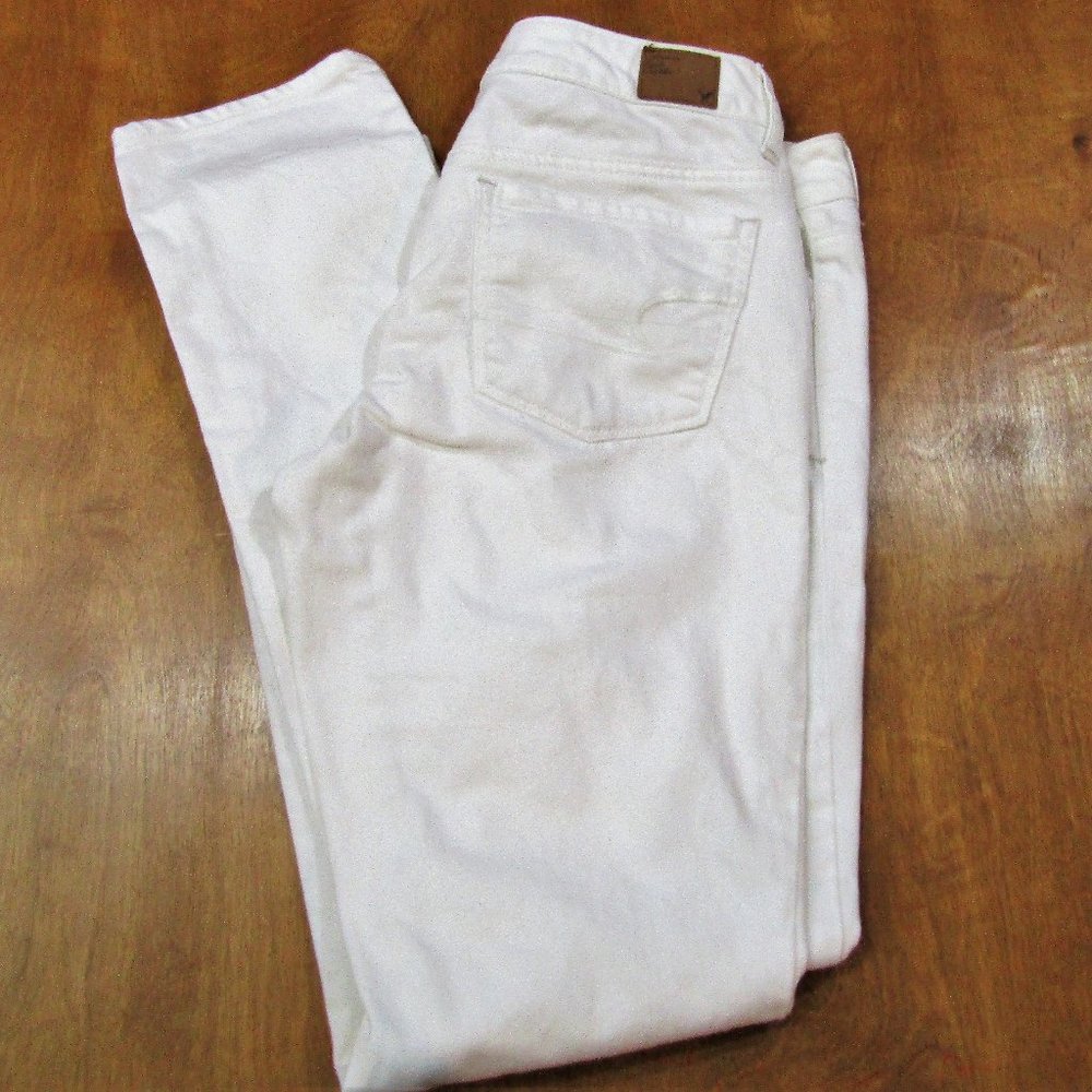 White AE Mom Straight Stretch Sz 6 Jeans